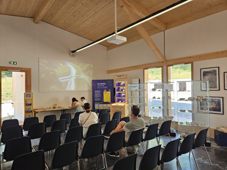 Salle polyvalente à Dinoplagne